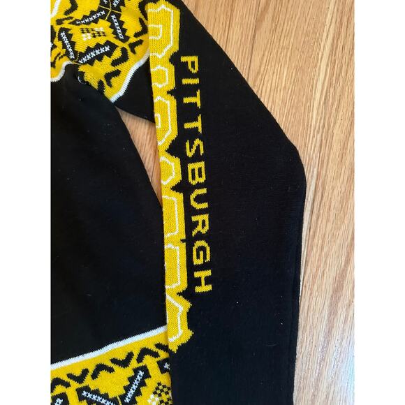 MLB Pittsurgh Pirates "Raise the Jolly Roger" Sweater, size Large - Picture 4 of 6